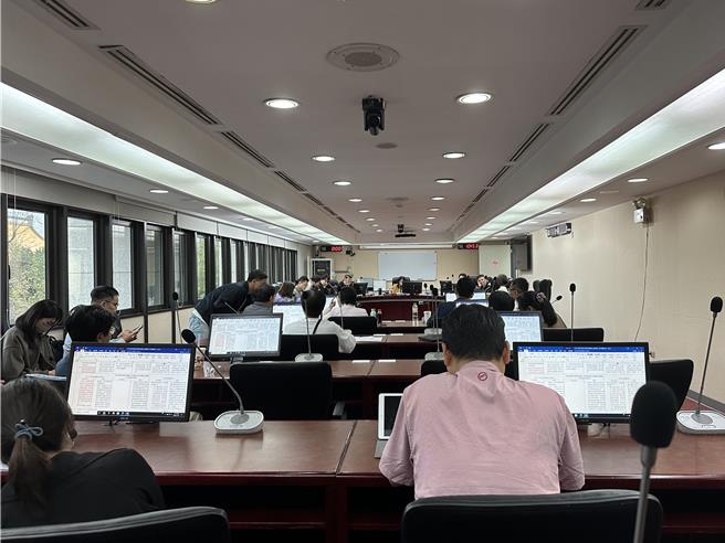 台北市议会法规委员会15日审议北市都市更新自治条例，最终顺利通过并交付大会二读。（丁上程摄）