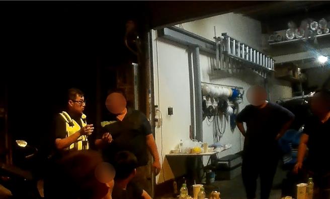 台中市警三分局立德派出所警員處理一宗糾紛案，發現好友為了避免作客的李男酒駕，暗藏其機車鑰匙，一番好意差點讓好友反目，經警員居中調停，讓雙方化干戈為玉帛。（警方提供／王煌忠台中傳真）