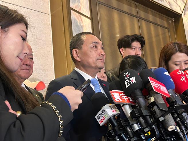 国民党总统参选人侯友宜中午出席三三会 2023 年度十一月份例会专题演讲，会后受访。（陈薏云摄）