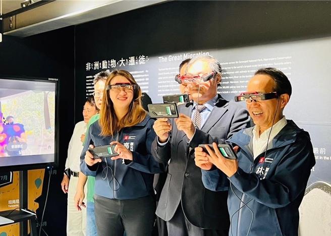 高市府观光局携手亚旭电脑以5G高速度、大宽频、低延迟特性建置寿山动物园「5G动物园开放平台」，推出寿山动物园APP，提供数位入园导览，还结合AR提供合影、解谜等互动游戏服务，让寿山动物园独步全球，成为全国全球首创科技互动、导入智慧观光的「智慧动物园」。（柯宗纬翻摄）