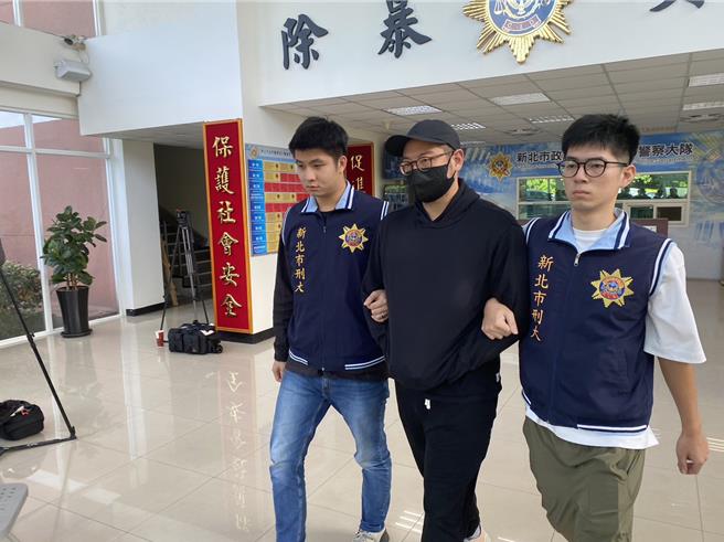 新北刑大今晨搜索吳祖倫位於北市仁愛路豪宅，搜出大麻、吸食器，訊後依法送辦。（高鈞麟攝）