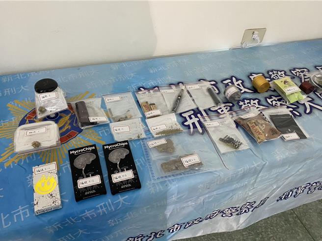 警方於吳祖倫位於北市仁愛路豪宅，搜出大麻、吸食器等證物。（高鈞麟攝）