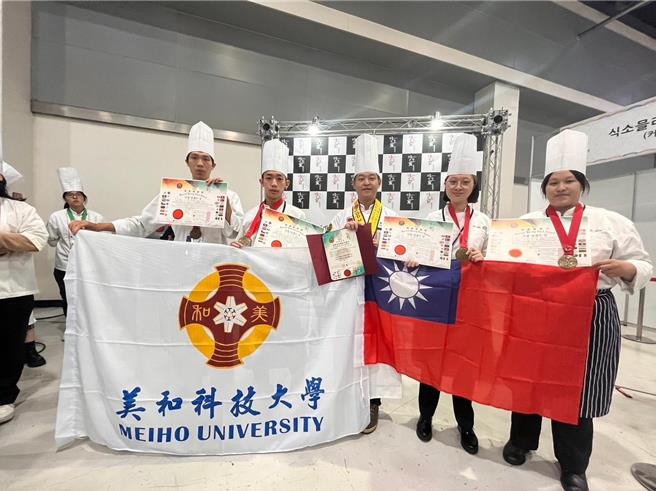 美和科大參加2023韓國國際頂尖廚師大賽，餐旅系學生歐昇翰(左起)、鄭棨恒、李詩晏及林炘蓉各拿下一面金牌，老師蘇彥(中)也獲頒最佳教練指導獎。(美和科大提供／林和生屏東傳真)