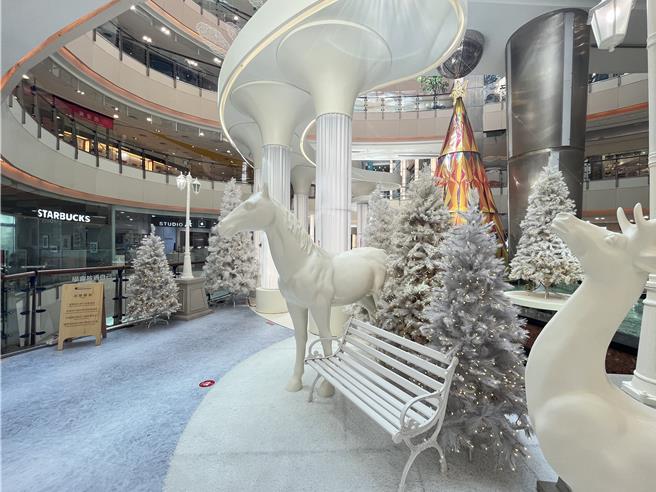 大江购物中心今年耶诞节打造白色系、浪漫优雅的梦幻雪之城。（大江购物中心提供／朱世凯台北传真）