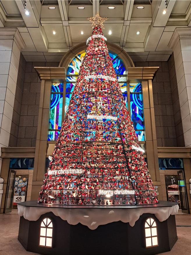 汉神百货顺应耶诞节，1楼大门口摆放9米高「地表最幸福的圣诞树」。（汉神百货提供／朱世凯台北传真）