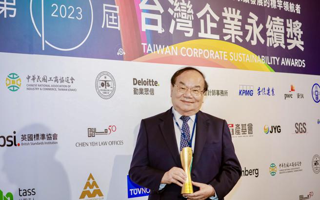正隆全面向布局永續低碳韌性，獲頒TCSA台灣企業永續四獎，總經理張清標領獎。圖／正隆提供