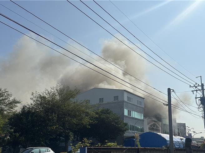 彰化縣秀水鄉平安街15日下午發生工廠火警，大量濃煙不斷從工廠竄出。（民眾提供／彰化報導）
