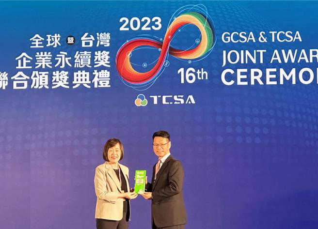 統一綜合證券榮獲TCSA《台灣永續企業績優獎》殊榮，國發會副主委高仙桂（左）頒獎，統一證券管理部于鴻潔資深協理(右)代表領獎。圖／統一證券提供