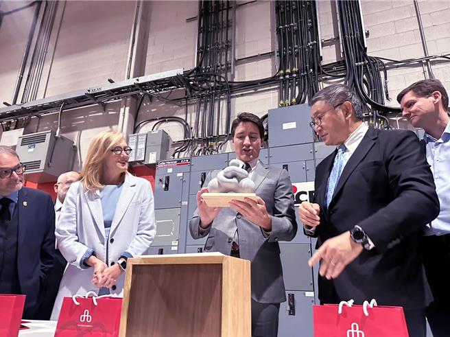 台泥宣布，旗下能元科技将投下255亿台币，在加拿大温哥华打造高性能三元锂电池电芯厂。加拿大总理杜鲁道(中)亲访该厂基地，宣布将出资48亿支持该电池芯工厂。台泥董事长张安平(右)致赠超高性能混凝土UHPC制成的艺术品『太极无尽藏』给他。(台泥提供)