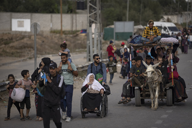 以色列军队大举进攻加萨北部后，许多民眾纷纷逃往南方。（美联社）