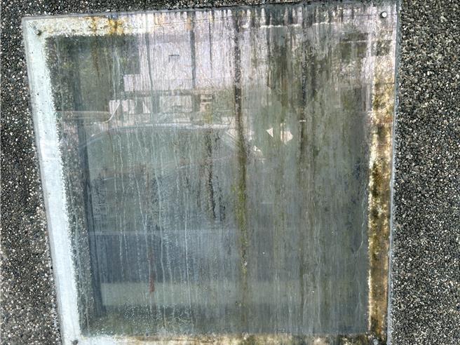 霧峰國小圍牆「霧峰歷史景點石板浮刻」因年代久遠受風雨摧殘，不少幅浮刻遭到汙染損害。（李天生提供／馮惠宜台中傳真）