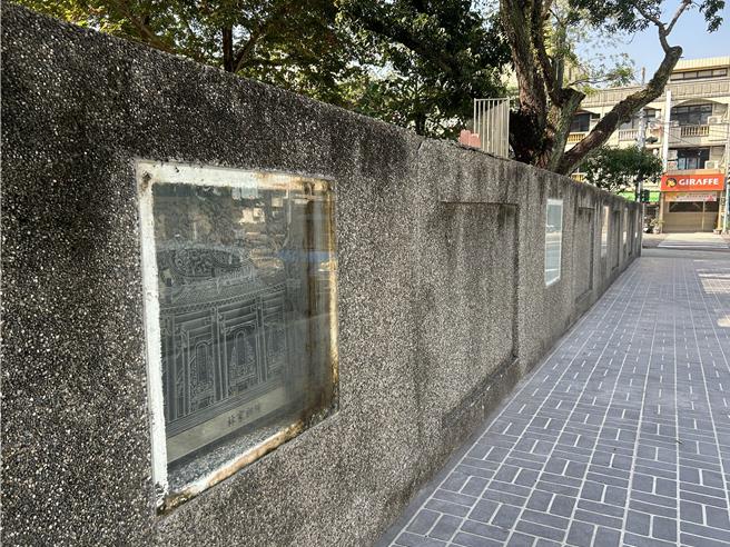 霧峰國小圍牆「霧峰歷史景點石板浮刻」因年代久遠受風雨摧殘，不少幅浮刻遭到汙染損害。（李天生提供／馮惠宜台中傳真）