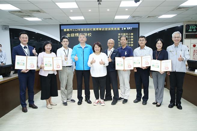 嘉义市玉山国中获得低碳校园金级标章，建置「鱼菜共生系统」为低碳校园范例。（嘉义市政府提供／廖素慧嘉市传真）