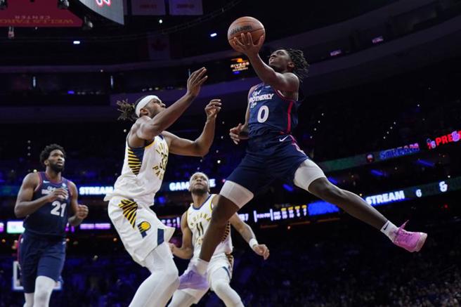 七六人Tyrese Maxey衝入得分。（美联社）