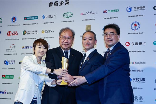 华航今年首度荣获「台湾10大永续典范企业奖」最高荣誉，由总经理高星潢（左2）率企业发展室团队出席颁奖典礼。（华航提供／陈佑诚台北传真）