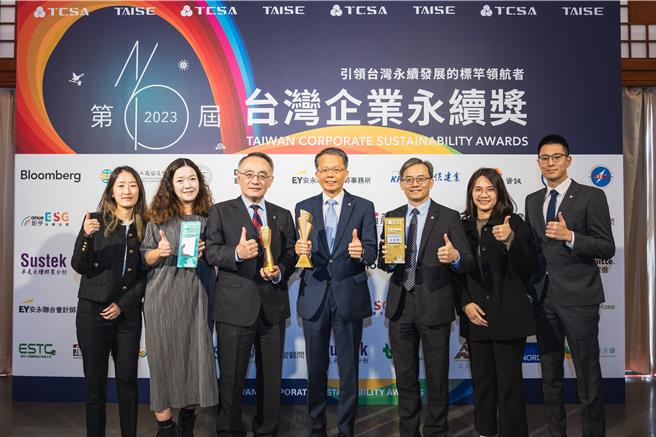 长荣航空连续9年获得台湾企业永续奖肯定，且首次夺得勇夺全球企业永续奖《永续报告书奖－银奖》，由长荣航空孙嘉明总经理（右4）率领企业永续委员会团队领奖。（长荣航空提供／陈佑诚台北传真）
