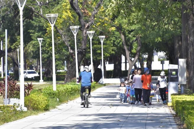道工處改善人行步道友善動線。（圖／高雄市工務局）
