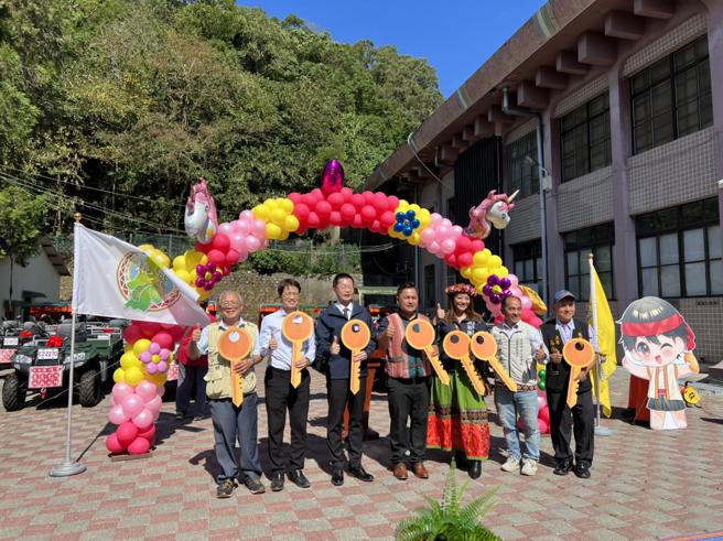 由政府与企业共同出力，总共补助38名农友购置搬运车，15日举行交车仪式。（图片来源：高雄市农业局提供）