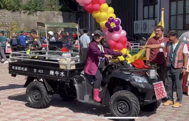 农民喜提新车。（图片来源：高雄市农业局提供）
