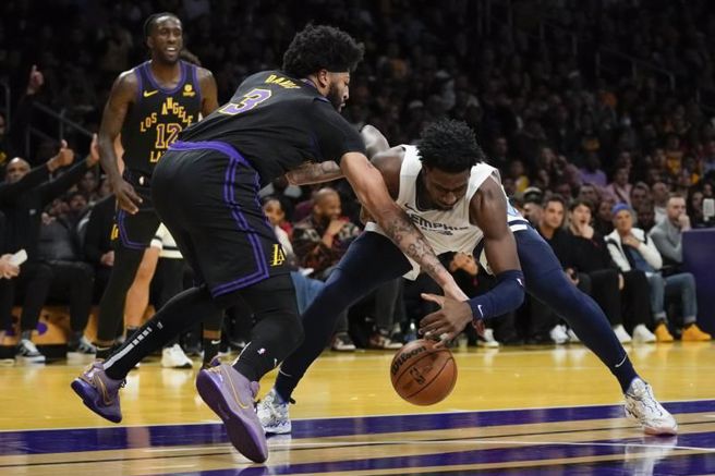 湖人戴维斯(左)阻挡灰熊杰克生。（美联社）