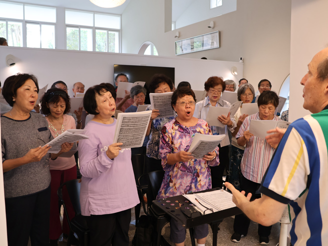 团员们基于对Mrs. Rice的怀念与敬意，以及大家对圣乐团的热爱，决定在2023重聚东海，并以远距视讯方式为最敬爱的老师献唱。(照片/东海大学提供)