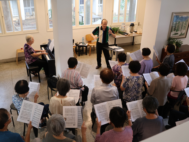 现今Mrs. Rice的身体状况已不允许她远行，因此邀请到Mrs. Rice的儿子Philip Rice作为指挥、东海音乐系教授罗芳华作为伴奏，重塑当年在东海练唱的情境。(照片/东海大学提供)