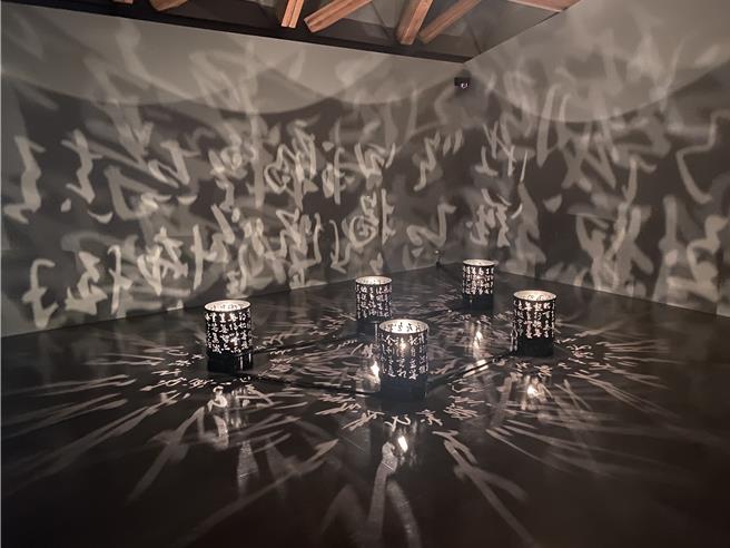 桃园市横山书艺馆徵件展「时空题辞」暨「弱书道」双策展16日开展，除平面作品外也有立体创作。（蔡明亘摄）