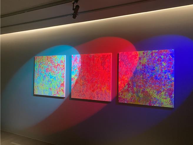 桃园市横山书艺馆徵件展「时空题辞」暨「弱书道」双策展16日开展，其中有作品以歌曲《喵电感应》为题材创作。（蔡明亘摄）