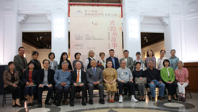 大展11月15日在台北国立臺湾艺术教育馆开幕，中华文创发展协会理事长黄肇松(左五)、中华日报董事长陈树(左六)、策展人周樱(左七)皆出席致词。（图／主办单位提供）