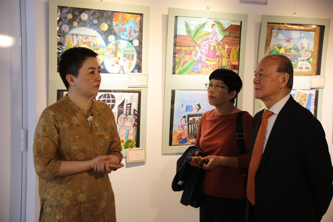 策展人周樱女士(右一)现场导览解说今年展出的作品。（图／主办单位提供）