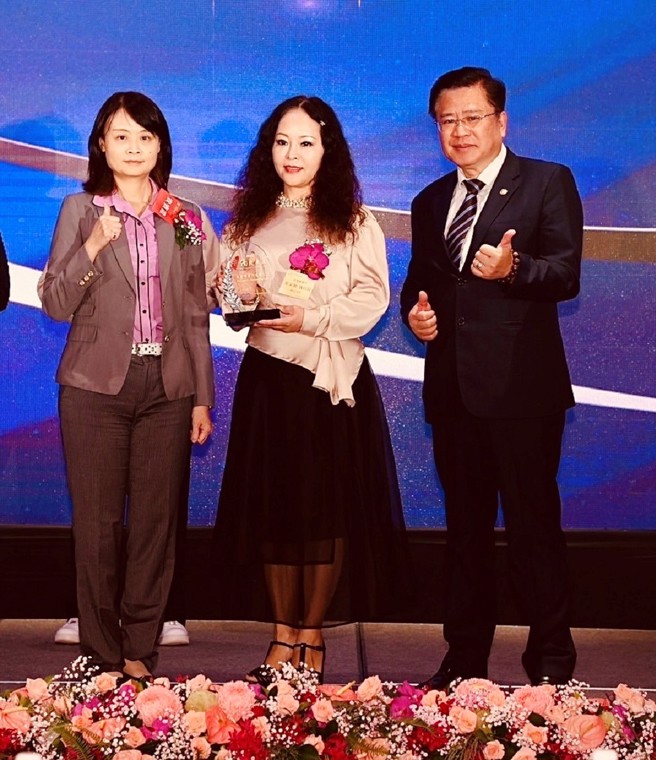 泉发蜂蜜行执行长叶采糖(中)代表家族老店上台接受「金商奖」殊荣。图右为商总理事长许舒博。（图／中华民国全国商业总会提供）