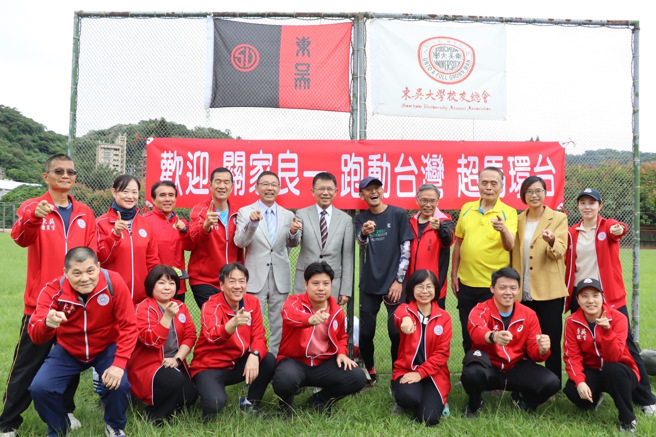 关家良一与东吴师长大合照。(照片/东吴大学提供)