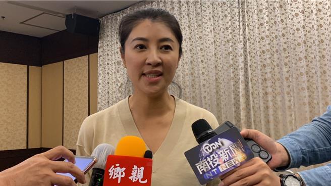 南投县长许淑华针对陆委会限制旅游团赴陆或来台每日限额2000人，呼吁政府摆脱政治意识形态，「开大门走大路迎全球客」才能解决台湾观光业困境。（曾雪蒨摄）