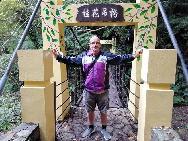 曾在联合国任职的英籍新住民杨麦克在退休后，选择移居臺湾。他说在臺湾生活十分便利、幸福。（移民署基隆服务站提供／张志康基隆传真）