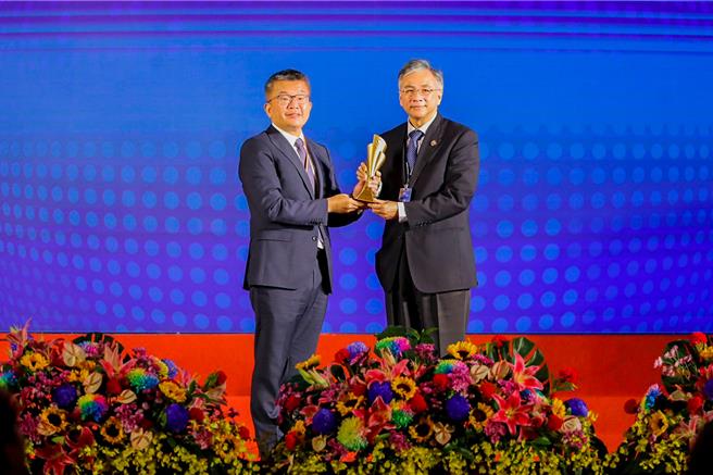 朝阳科大校长郑道明（右）15日获颁「2023年全球企业永续奖」之「杰出人物奖」，接受立法院副院长蔡其昌（左）表扬。（朝阳科大提供／陈淑芬台中传真）