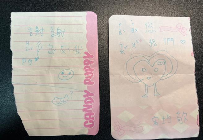 台中市清水警分局15日指出，沙鹿区北势国小学童，在老师带领下，日前到明秀派出所参访，自发性写了「谢谢警察保护我们」画上爱心，让警方好感动。（清水警分局提供／张妍溱台中传真）