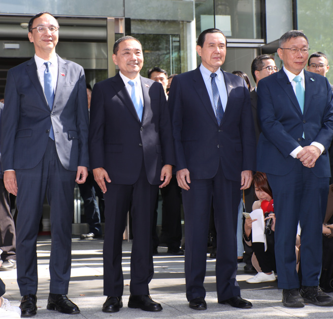 针对2024总统大选在野整合事宜，国民党主席朱立伦（左一）、国民党总统参选人侯友宜（左二）及民眾党主席柯文哲（右一）15日进行双边对谈，并敦请前总统马英九（右二）见证。会后四人一同出面发表联合声明。（郑任南摄）