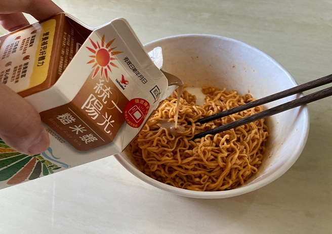 「糙辣」但不辣 内行人才知道的「糙级绝配」吃法，你吃过了吗？。（图／翻摄自脸书全家便利商店 / 7-11 超商新品&好物分享区社团）