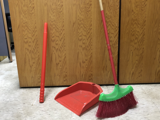 竹市私校发生暴力事件，学校第一时间已进行校安通报及启动校安机制，并辅导学生。图为塑胶棒、扫把示意图。（王惠慧摄）