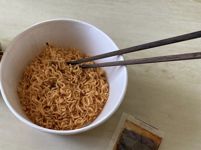 原PO大讚糙米浆配辣泡麵创新吃法。（图／翻摄自脸书全家便利商店 / 7-11 超商新品&好物分享区社团）