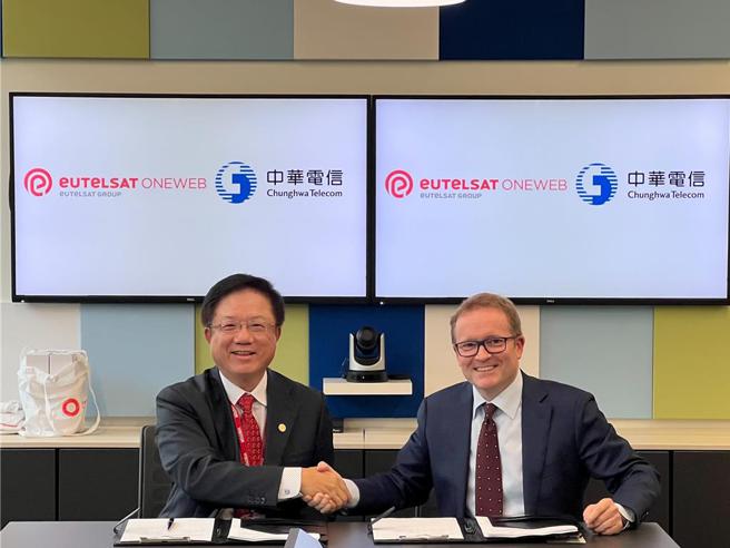 中华电信与Eutelsat OneWeb签署台湾低轨卫星通信独家代理契约，由中华电信执行副总经理简志诚(左1)与Eutelsat OneWeb的Co-General Manager, Stephen Beynon(右1)代表签署。图／中华电信提供