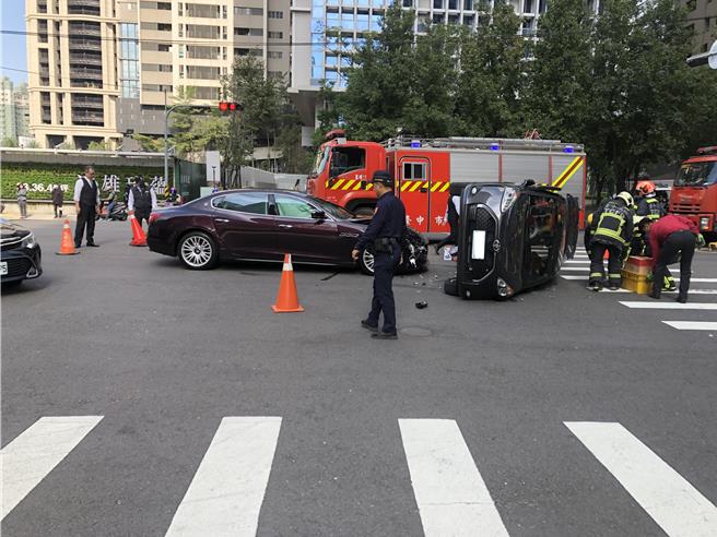 台中市市政北七路、惠民路口今天中午发生一起车祸，玛莎拉蒂撞上迴转中的丰田轿车，丰田轿车当场侧翻。（民眾提供／张亦惠台中传真）