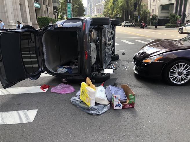 台中市市政北七路、惠民路口今天中午发生一起车祸，玛莎拉蒂撞上迴转中的丰田轿车，丰田轿车当场侧翻。（民眾提供／张亦惠台中传真）