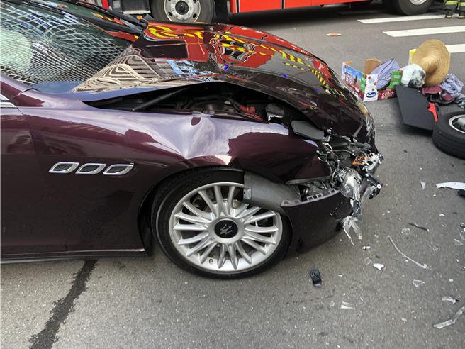 俗称「快乐波特」的Maserati Quattroporte S Q4，当年要价668万元起，发生碰撞后车头毁损。（民眾提供／张亦惠台中传真）