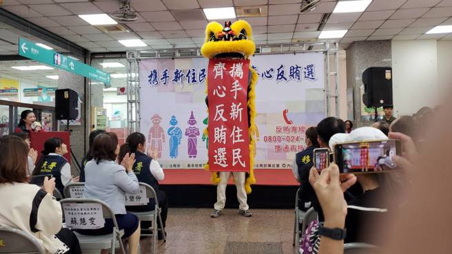 由马来西亚学生所组成的飞鹰醒狮团开场为反贿选活动揭开序幕。(戴志扬翻摄)