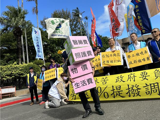 勞團今天赴行政院抗議指出，勞退新制2005年實施至今，18年來毫無長進，使台灣勞工退休保障不足，老年經濟安全堪虞。（全產總提供／林良齊台北傳真）