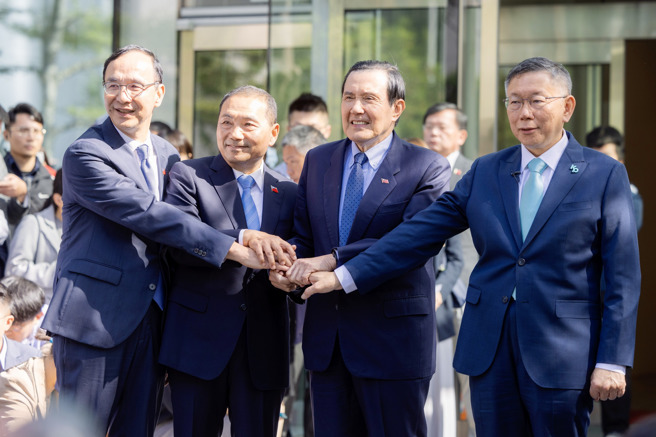 针对2024总统大选在野整合事宜，国民党主席朱立伦（左一）、国民党总统参选人侯友宜（左二）及民眾党主席柯文哲（右一）15日进行双边对谈，并敦请前总统马英九（右二）见证。会后四人一同发表联合声明，手牵手表明蓝白合的企图。（翻摄自侯友宜脸书）
