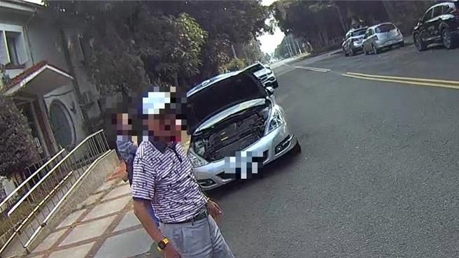 籃姓民眾(如圖)日前車停在中興高爾夫球場，欲離去時愛車突然無法啟動，不知所措向警方報案。（中興警分局提供）