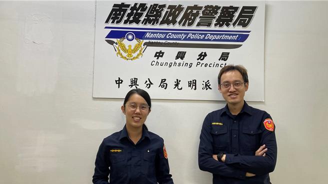 中興警分局光明派出所警員鍾仁傑(右)和胡嘉慧(左)接獲民眾車子開不動求助電話後立刻趕赴現場，成功協助民眾啟動愛車順利返家。（中興警分局提供）
