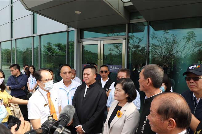 云林县长张丽善（中间女性）与议长黄凯（中间穿着黑色外套者）拜会云林高铁站长，寻求解决高铁站前接送车流壅塞问题，站长林昱宏（戴橘色领带者）回应是「因为没有科技执法」才导致大门前违停严重，「县府应教育乘客」。（云林县府提供）